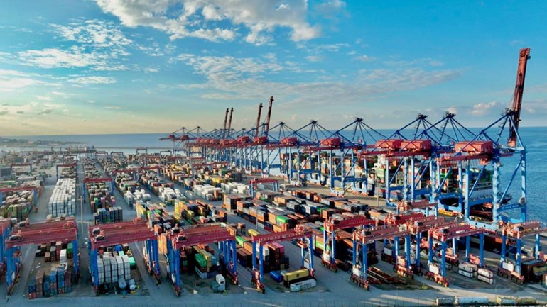 هاني بحصلي لـ الأنباء : لا نقص في المواد والسلع الغذائية والعين على مرفأ بيروت