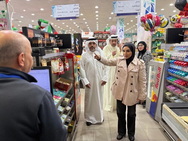 جانب من جولة الوزيرة في جمعية ضاحية عبدالله السالم والمنصورية
