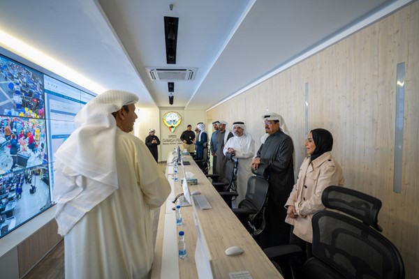 سمو الشيخ أحمد العبدالله رئيس الوزراء خلال زيارة غرفة التحكم المركزية التابعة لوزارة الشؤون الاجتماعية بحضور الوزيرة د.أمثال الحويلة  ود.خالد العجمي و د.سيد عيسى