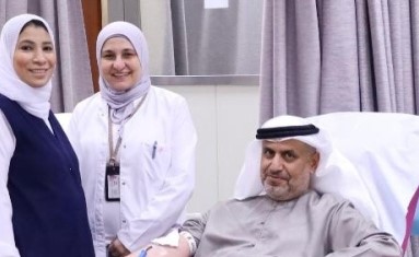 سفير الإمارات وأعضاء البعثة الديبلوماسية بالكويت يشاركون في حملة للتبرع بالدم