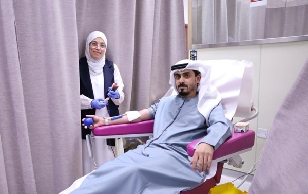 سفير الإمارات وأعضاء البعثة الديبلوماسية بالكويت يشاركون في حملة للتبرع بالدم