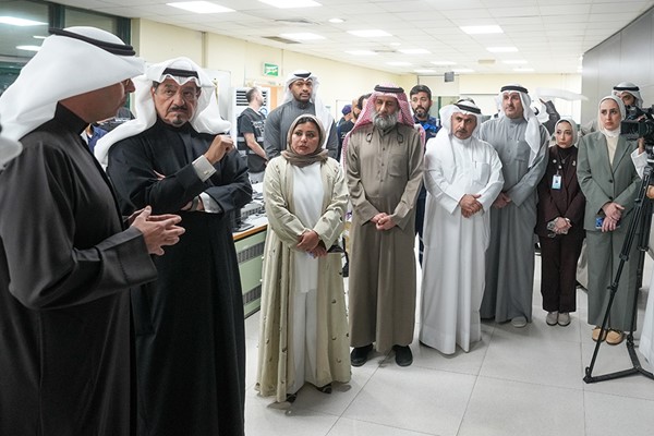 سمو الشيخ أحمد العبدالله رئيس مجلس الوزراء مستمعًا إلى شرح عن جاهزية شبكة المياه من وزير الكهرباء والماء والطاقة المتجددة د. صبيح المخيزيم ويبدو الوكيل المساعد لمحطات القوى الكهربائية م. هيثم العلي والوكيل المساعد لشؤون الخدمات الفنية م. فلاح السبيعي