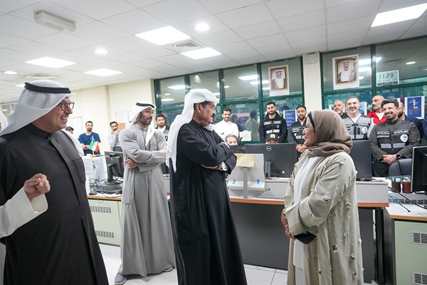 سمو الشيخ أحمد العبدالله رئيس مجلس الوزراء ووزير الكهرباء والماء والطاقة المتجددة د. صبيح المخيزيم خلال الزيارة التفقدية إلى مركز التحكم الوطني للمياه 
