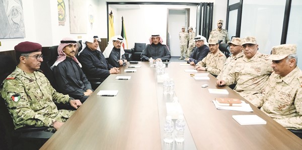 سمو ولي العهد الشيخ صباح الخالد خلال زيارة وزارة الدفاع بحضور رئيس الوزراء سمو الشيخ أحمد العبدالله ووزير الدفاع الشيخ عبدالله العلي ووزير شؤون الديوان الأميري الشيخ حمد جابر العلي ورئيس ديوان سمو ولي العهد الشيخ ثامر الجابر ورئيس الأركان العامة للجيش الفريق ركن خالد الشريعان