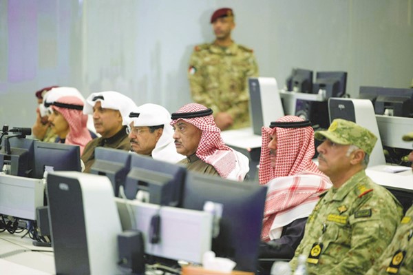سمو ولي العهد الشيخ صباح الخالد ورئيس الوزراء سمو الشيخ أحمد العبدالله ووزير شؤون الديوان الأميري الشيخ حمد جابر العلي ورئيس ديوان سمو ولي العهد الشيخ ثامر الجابر ونائب رئيس الحرس الوطني الشيخ فيصل النواف ووكيل الحرس الوطني الفريق ركن حمد سالم البرجس خلال زيارة الحرس الوطني