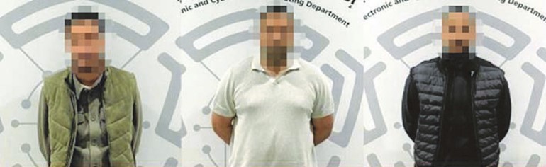 المتهمون الثلاثة بعد إلقاء القبض عليهم