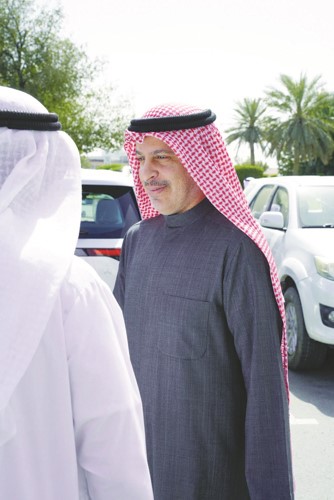 وزير التجارة والصناعة أسامة بودي خلال تفقده محال اللحوم في شارع الجملة بالشويخ