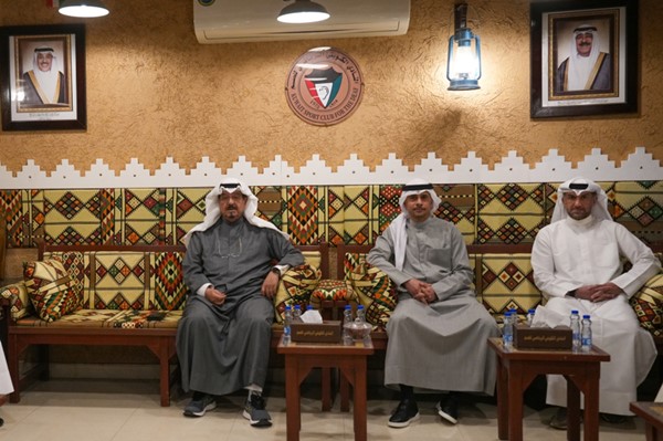  سمو الشيخ أحمد العبدالله رئيس مجلس الوزراء ووزير الدولة لشؤون الشباب والرياضة د.طارق الجلاهمة خلال زيارة ملجأ الطوارئ في النادي الكويتي الرياضي للصم