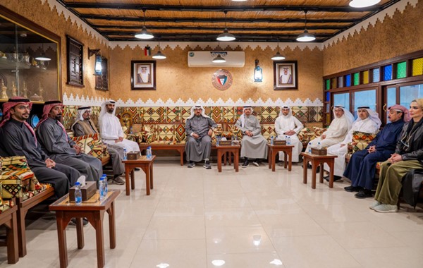  سمو الشيخ أحمد العبدالله رئيس الوزراء يستمع إلى شرح من المسؤولين حول إجراءات تشغيل الملجأ في حالات الطوارئ والامكانات المتوافرة فيه