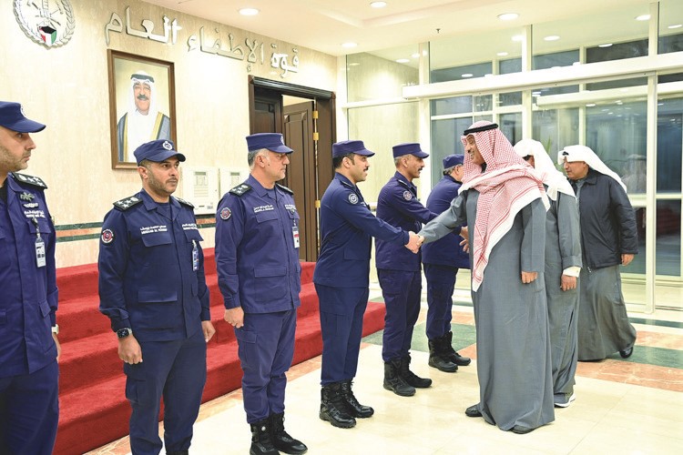 سمو ولي العهد الشيخ صباح الخالد مصافحا كبار قادة قوة الإطفاء العام بحضور سمو الشيخ أحمد العبدالله رئيس مجلس الوزراء ووزير الديوان الأميري الشيخ حمد جابر العلي