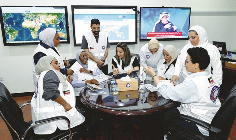جانب من متطوعي الهلال الأحمر