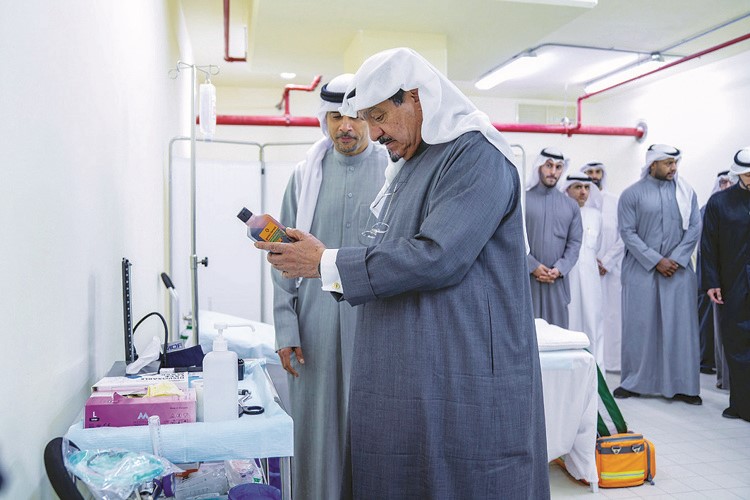 سمو الشيخ أحمد العبدالله يطلع على التجهيزات الطبية في ملجأ طوارئ نادي الصم