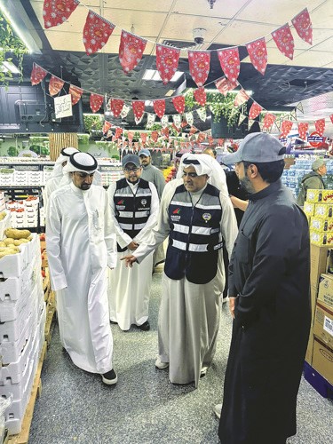فيصل الأنصاري خلال الجولة في إحدى الجمعيات التعاونية