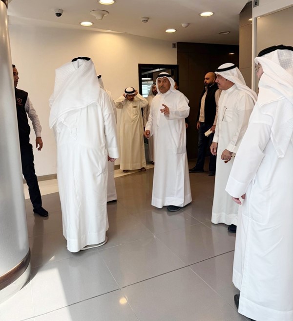 د.جاسم العلي وعدد من الموظفين خلال تنفيذ الإخلاء الوهمي في برج السنابل