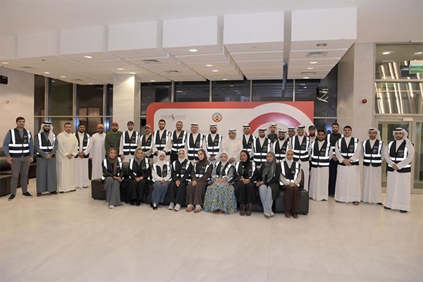 لقطة جماعية: فريق بوبيان التطوعي وموظفو البنك المشاركون في الحملة مع فريق بنك الدم المركزي