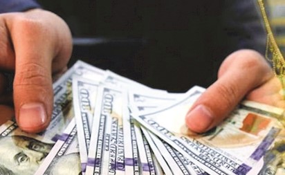 الذهب ينخفض بضغط من ارتفاع الدولار