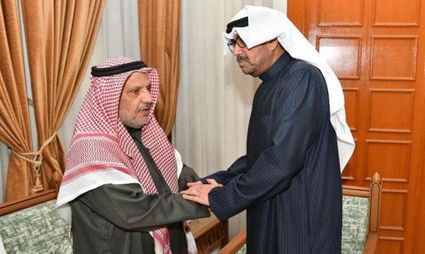 وزير الدفاع يزور أهالي شهيدي الواجب المقدم ركن عبدالله الشراح والرائد فهد المجمد لتقديم واجب العزاء