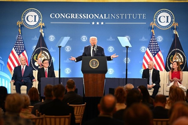 الرئيس الأميركي دونالد ترامب يلقي كلمة خلال مؤتمر للجمهوريين في منتجع ترامب الوطني بفلوريدا  (أ.ف.پ)