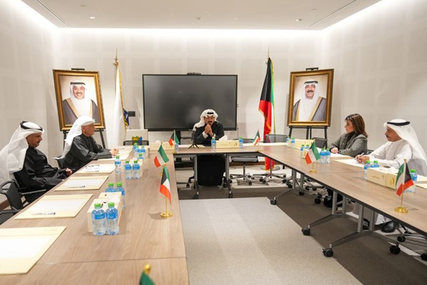سمو الشيخ أحمد العبدالله رئيس مجلس الوزراء خلال الاجتماع مع وزير التعليم العالي والبحث العلمي د. نادر الجلال ومديرة جامعة الكويت د. دينا الميلم وامين عام الجامعة بالتكليف د. ثقل العجمي والقائم بأعمال الأمين العام المساعد لشؤون إدارة المرافق محمد السليمان خلال الاجتماع
