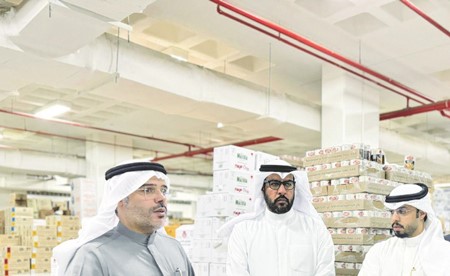 وكيل «الشؤون» تفقد عدداً من التعاونيات: السلع متوافرة والمنظومة الغذائية تواكب الاحتياجات على مدار الساعة