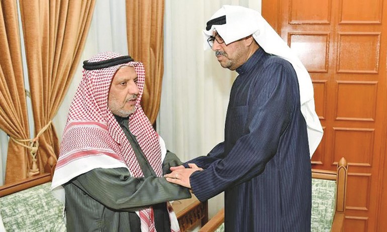 وزير الدفاع الشيخ عبدالله العلي معزيا