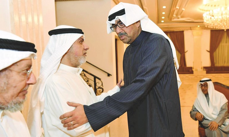 وزير الدفاع الشيخ عبدالله العلي خلال تقديم واجب العزاء