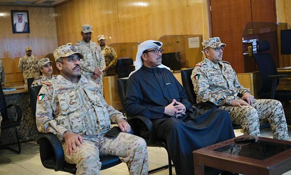 وزير الدفاع الشيخ عبدالله العلي خلال زيارة تفقدية إلى هيئة الإمداد والتموين