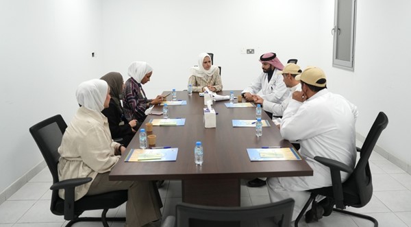 وزيرة الدولة لشؤون التنمية والاستدامة د.ريم الفليج تستمع لشرح عن حسن سير الإجراءات المعتمدة