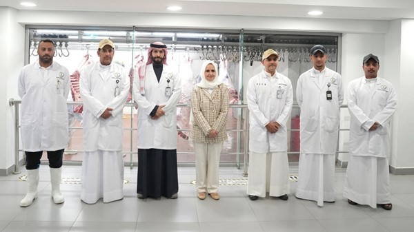 صورة جماعية مع وزيرة الدولة لشؤون التنمية والاستدامة د.ريم الفليج خلال الجولة بالمسلخ 