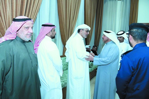 محافظ الفروانية يؤدي واجب العزاء لأسرتي شهيدي الواجب المقدم ركن عبدالله الشراح والرائد فهد المجمد