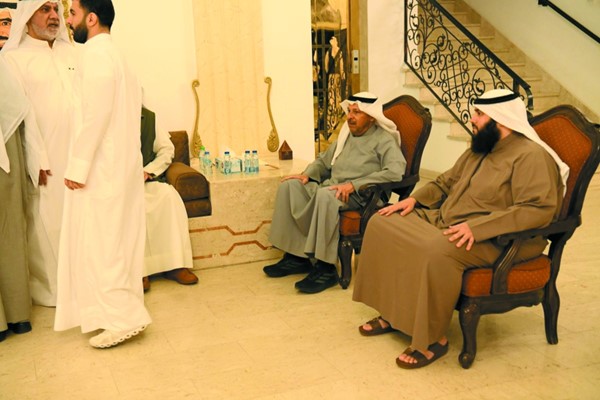 محافظ الفروانية الشيخ عذبي الناصر خلال تقديم واجب العزاء لأسرتي شهيدي الواجب