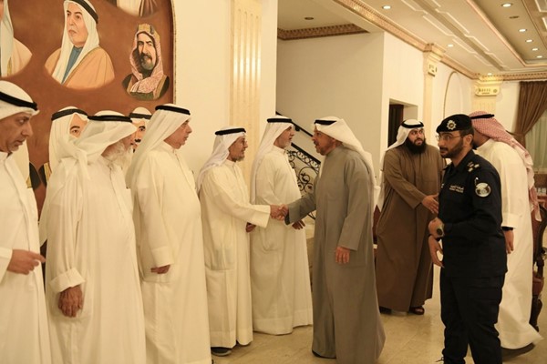 محافظ الفروانية الشيخ عذبي الناصر يقدم واجب العزاء بشهيدي الوطن