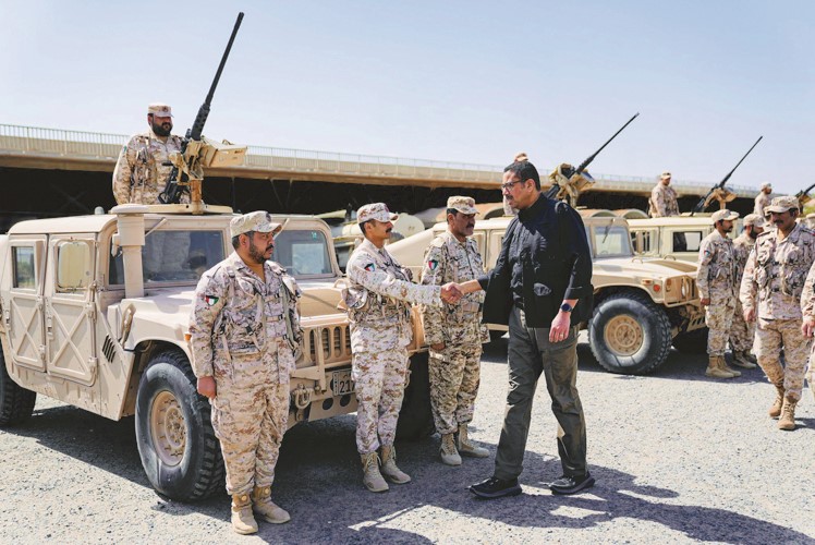 وزير الدفاع الشيخ عبدالله العلي مصافحا منتسبي الوحدات والمواقع التابعة للجيش الكويتي