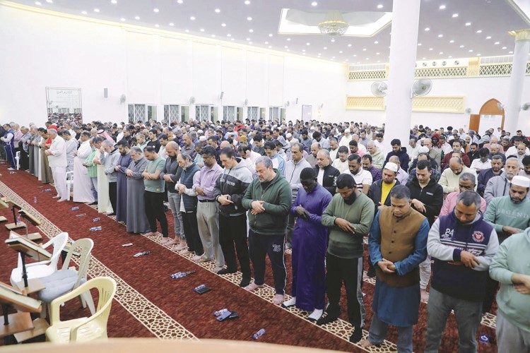 جموع المصلين خلال أداء صلاة القيام في ليلة 22 رمضان بمسجد سبيكة الدعيج 	(محمد هاشم)