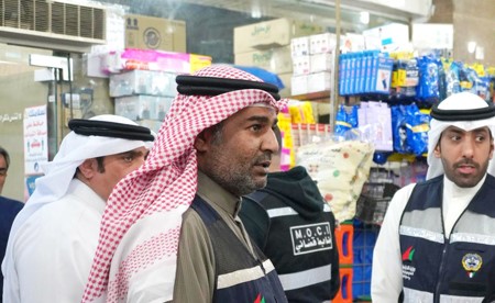 جانب من الجولة في أحد الأسواق