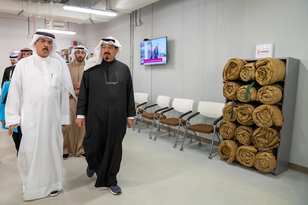  سمو الشيخ أحمد العبدالله رئيس مجلس الوزراء ووزير التربية سيد جلال الطبطبائي لدى تفقد ملجأ الوزارة