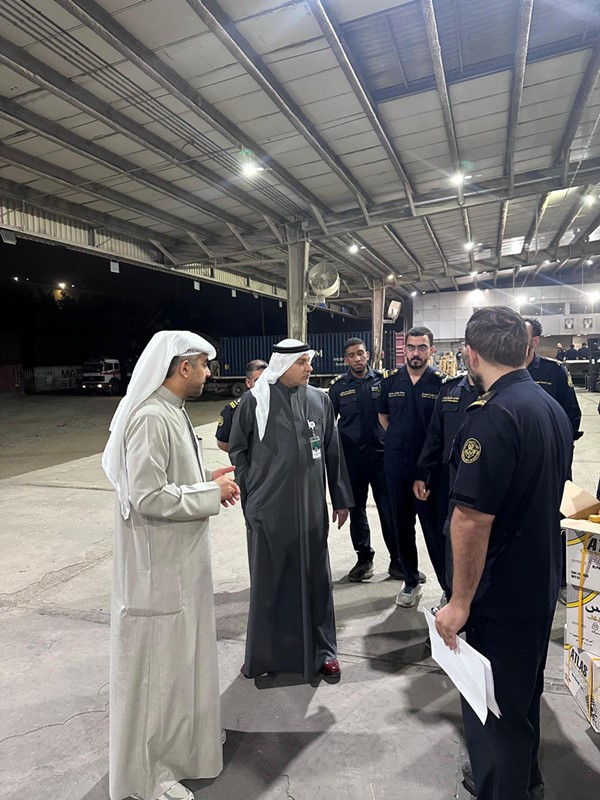 جولة تفقدية لرئيس الجمارك ونائبه لمتابعة سير عمليات التفتيش والتخليص الجمركي ومستوى الجاهزية التشغيلية لضمان انسيابية حركة البضائع