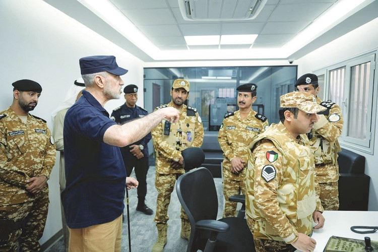 النائب الأول لرئيس مجلس الوزراء ووزير الداخلية الشيخ فهد اليوسف يستمع إلى شرح حول التجهيزات الفنية والميدانية