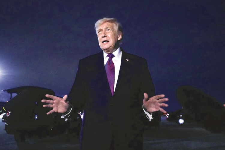 الرئيس الأميركي دونالد ترامب متحدثا للصحافة في قاعدة أندروز المشتركة بولاية ميريلاند				(أ.ف.پ)