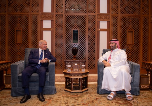 ولي العهد السعودي ورئيس الوزراء الباكستاني يبحثان في جدة تطورات الأوضاع الإقليمية وتداعياتها على أمن واستقرار المنطقة والعالم