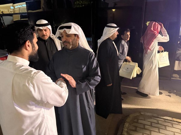  السفير الشيخ صباح الناصر متحدثاً إلى أحد المواطنين العائدين من الرياض