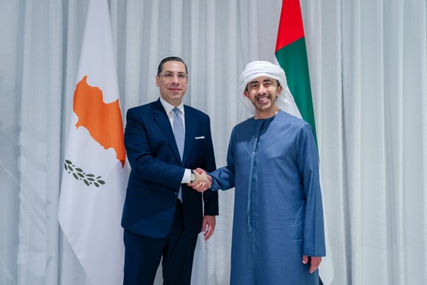 وزير الخارجية الإماراتي يبحث مع نظيره القبرصي تداعيات الاعتداءات الإيرانية