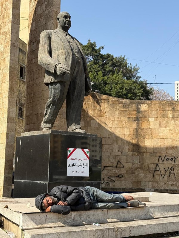 مواطن ينام تحت تمثال رئيس الاستقلال بشارة الخوري في رأس النبع (محمود الطويل)