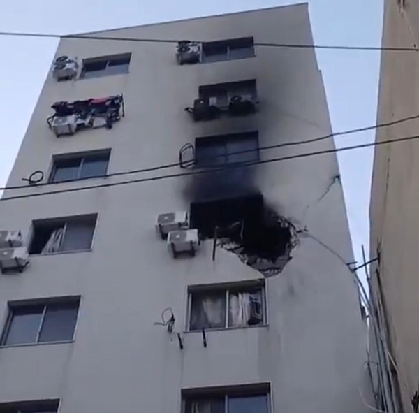 آثار القصف الإسرائيلي على مكتب تجاري في برج حمود - النبعة بساحل المتن الشمالي (محمود الطويل)