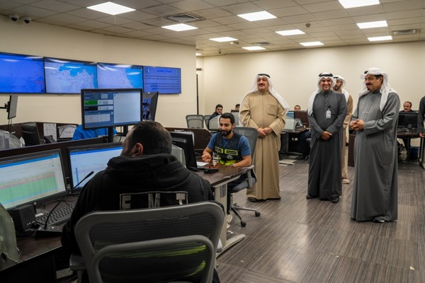  سمو الشيخ أحمد العبدالله رئيس مجلس الوزراء يطلع على جهود إدارة الطوارئ الطبية 