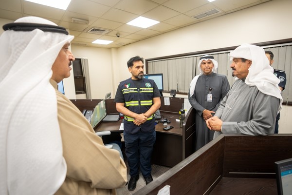  سمو الشيخ أحمد العبدالله يستمع لشرح عن آلية العمل