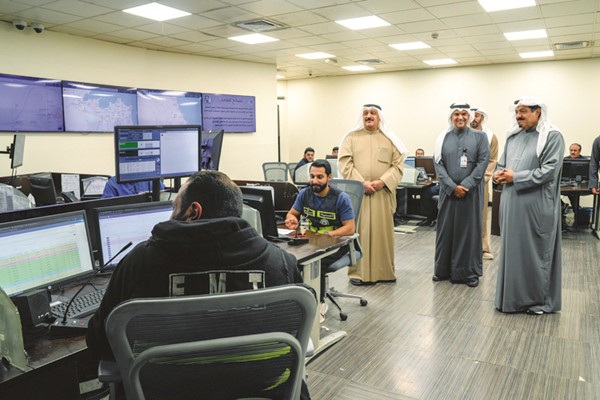 سمو الشيخ أحمد العبدالله رئيس الوزراء لدى زيارته إلى إدارة الطوارئ الطبية برفقة وزير الصحة د.أحمد العوضي