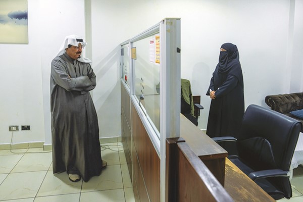 سمو الشيخ أحمد العبدالله يستمع إلى شرح حول الإجراءات المتبعة لتنظيم حركة الدخول والخروج