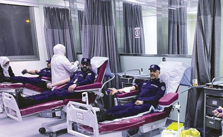 منتسبو «قوة الإطفاء» يتبرعون بالدم دعماً للمخزون الوطني
