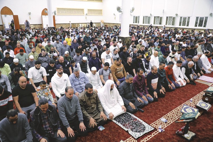 جموع المصلين في مسجد سبيكة الدعيج	 (محمد هاشم)